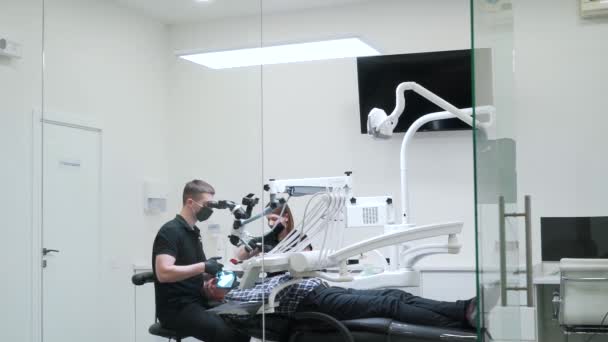 Le dentiste utilise du matériel technologique en clinique — Video