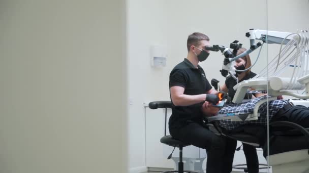 Dentiste effectue une opération sur l'équipement technologique — Video