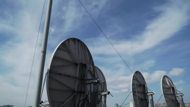 Antenas parabólicas industriais no telhado em Kiev — Vídeo de Stock
