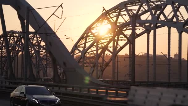 Puesta de sol sobre el puente en la ciudad — Vídeos de Stock