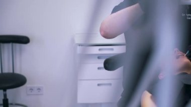 Diş hekimi genç bir kıza ameliyat yapıyor