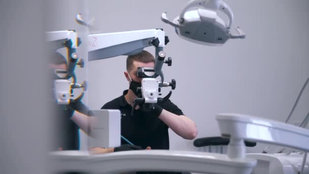 Dentist works on modern equipment — Stock Video
