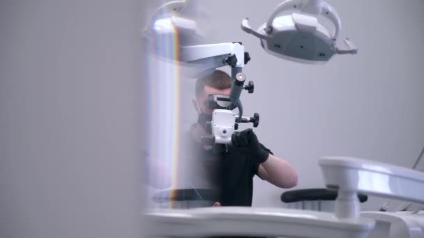 Dentist does a surgery in modern clinic — Stock Video