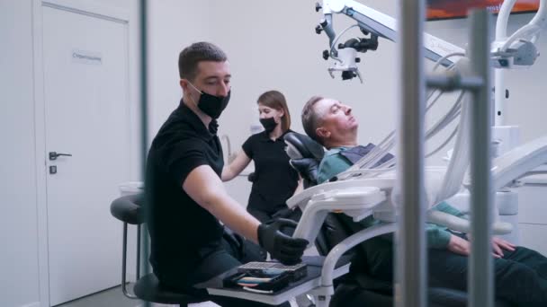 Dentist with assistant doing surgery — Stock Video