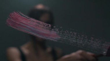 kız bir fırça darbesi yakın yapar