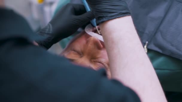 Erkek için yakın çekim diş cerrahisi — Stok video