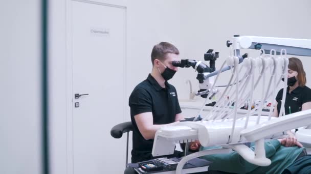 Tandarts doet chirurgie in de tandheelkundige kantoor — Stockvideo