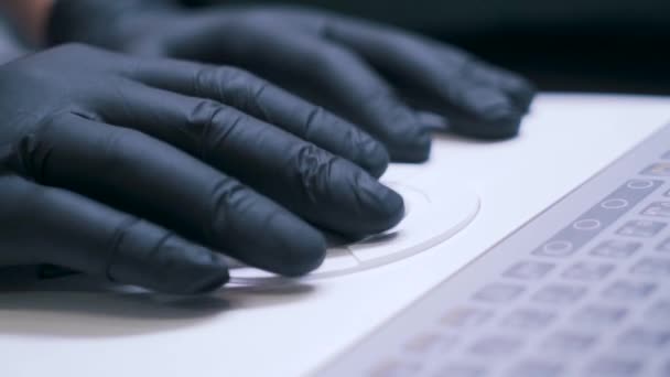 Bir bilim adamı lateks eldiven ile çalışır — Stok video