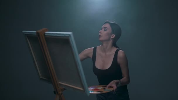 lány fest egy képet a festőállvány