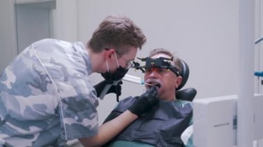 hasta diş üzerinde bir mühür yapar