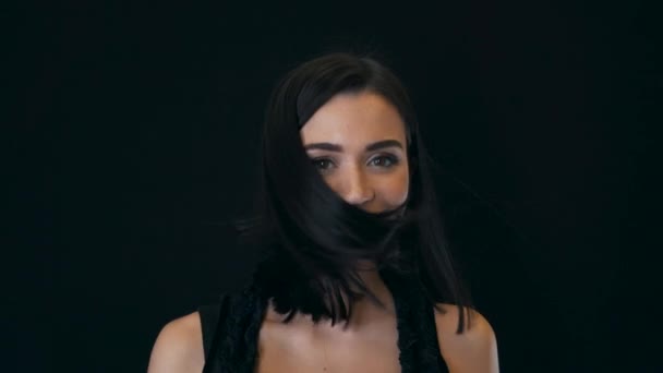 Schönes Mädchen lächelt in die Kamera — Stockvideo