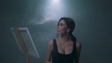 duman dolu bir stüdyoda şöne de kız