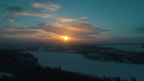 Luftaufnahme des Winterflusses bei Sonnenuntergang — Stockvideo