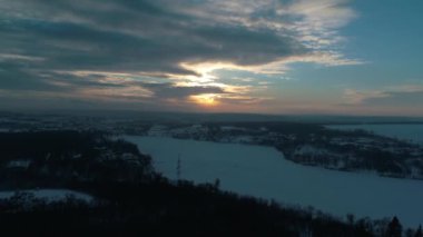 kış nehrinin havadan görünümü