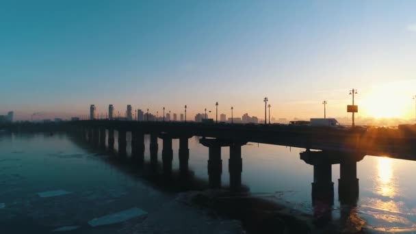 Puesta de sol sobre el puente con el tráfico en la ciudad — Vídeos de Stock