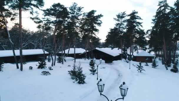 Εναέρια θέα στο χειμερινό εξοχικό σπίτι — Αρχείο Βίντεο