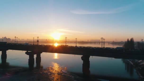 Puesta de sol sobre el puente en la ciudad — Vídeos de Stock