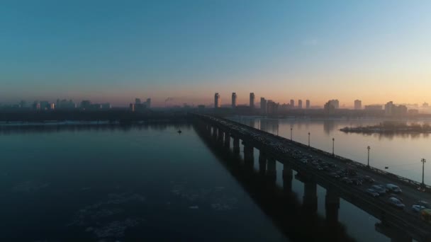 Solnedgång över bron i Kiev — Stockvideo