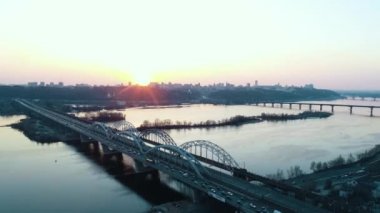 şehirde yol köprüsü üzerinde gün batımı