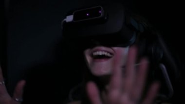 Vr gözlük keskin kız