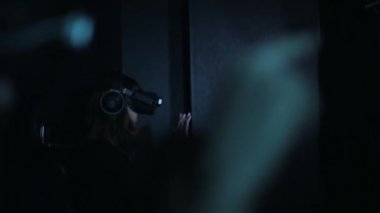 kız Vr oyunu oynuyor