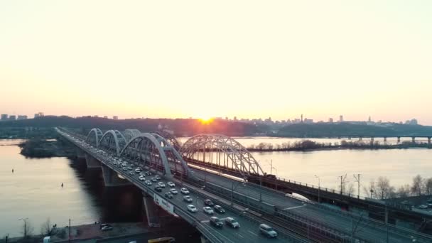 Ηλιοβασίλεμα πάνω από την οδική γέφυρα στο Κίεβο — Αρχείο Βίντεο