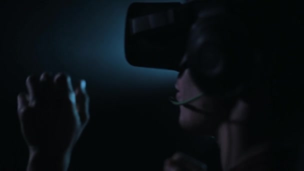 Il ragazzo sta giocando VR gioco — Video Stock