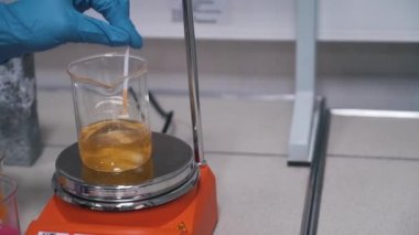 laboratuvarda araştırma yakın