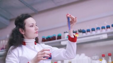 bir bilim adamı bir test tüpüsıvı tahmin