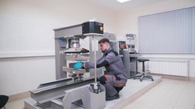 adam yapı malzemeleri laboratuvarında çalışıyor