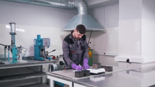 Мужчина работает в лаборатории крупным планом — стоковое видео