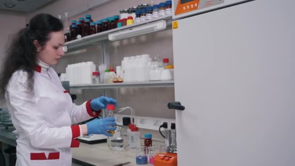 Eine Frau arbeitet in einem Labor in Großaufnahme — Stockvideo
