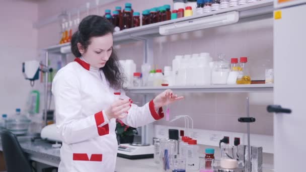 Cientista trabalha com líquidos em laboratório — Vídeo de Stock