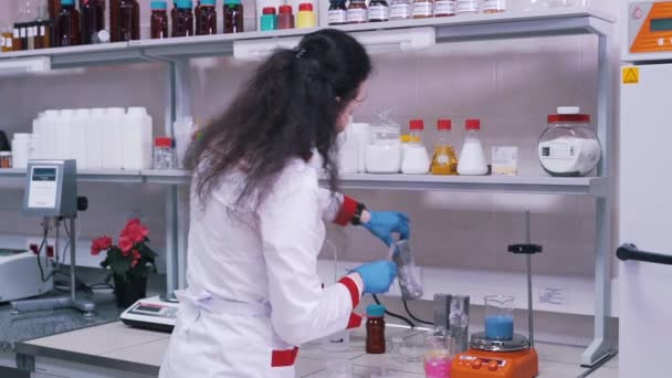 Vrouwelijke wetenschapper werkzaam in een laboratorium — Stockvideo