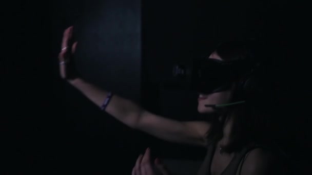 Menina tenta tocar algo em óculos VR — Vídeo de Stock