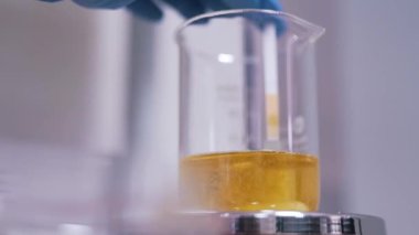 laboratuvarda sıvı ile şişe
