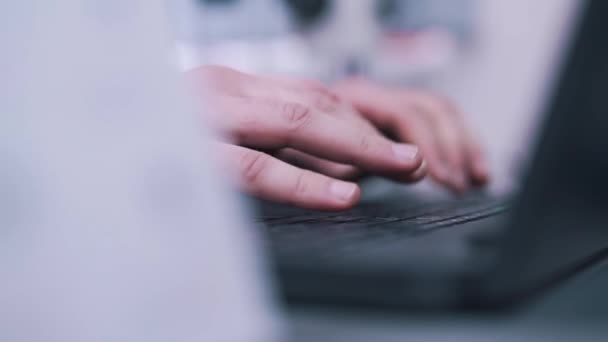 Hombre escribiendo en un ordenador portátil de cerca — Vídeo de stock