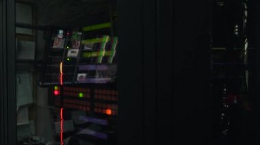 Tv kontrol odası yan görünümü