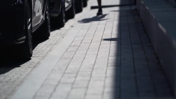 Atlet sokakta koşar — Stok video