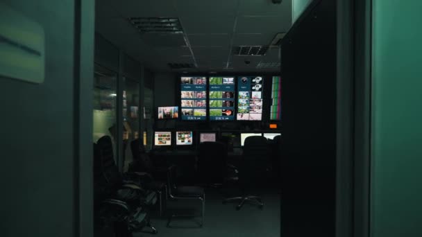 Eine Fernseh-Schaltzentrale in Nahaufnahme — Stockvideo
