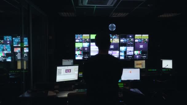 Homem gerencia a transmissão na sala de controle de TV — Vídeo de Stock