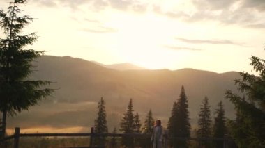 Kız dağlarda yürür doğada