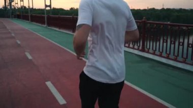 Adam şehirde koşuyor.