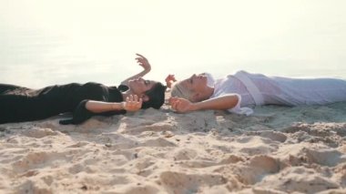 Kızım kumda rahatla suyun yanında