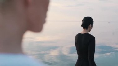 Kızlar göletin kenarında yürür