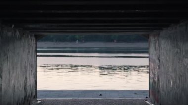 Kentsel alanda yürüyen spor çifti