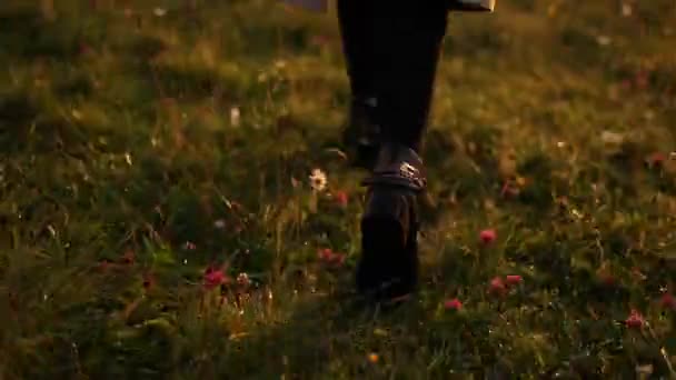 Chica camina en flor hierba — Vídeos de Stock