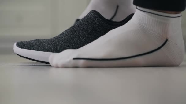 Scarpe da ginnastica uomo da vicino — Video Stock