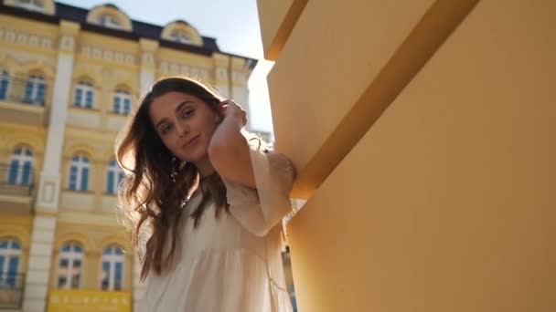 Krásná dívka se usmívá na pozadí starého města — Stock video