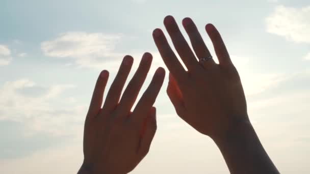 Meisje bedekt de zon met haar handpalmen — Stockvideo